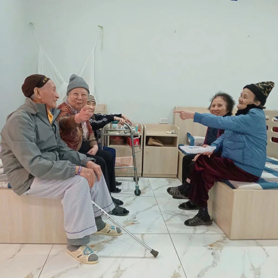 Người cao tuổi giao lưu, trò chuyện với nhau nhiều hơn khi được chăm sóc trong viện dưỡng lão <br> ẢNH: VIẾT CHUNG Người cao tuổi giao lưu, trò chuyện với nhau nhiều hơn khi được chăm sóc trong viện dưỡng lão <br> ẢNH: VIẾT CHUNG