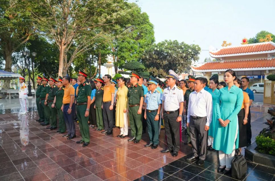 Đoàn đại biểu dâng hương trước tượng đài Anh hùng Liệt sĩ Võ Thị Sáu Đoàn đại biểu dâng hương trước tượng đài Anh hùng Liệt sĩ Võ Thị Sáu