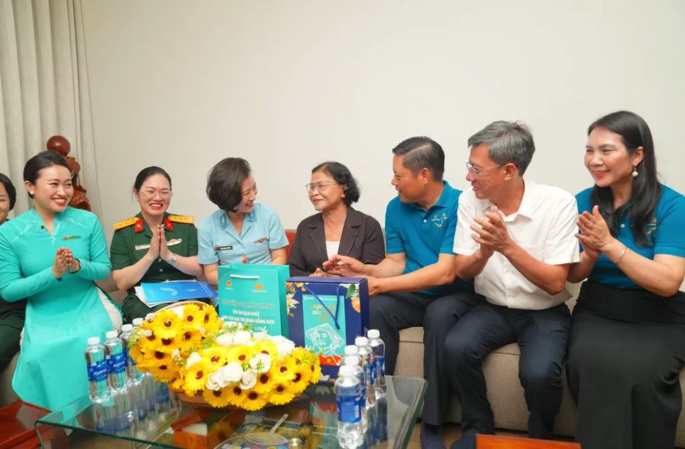 Đoàn đại biểu đến thăm các nữ Anh hùng LLVT nhân dân và nữ Biệt động Sài Gòn Đoàn đại biểu đến thăm các nữ Anh hùng LLVT nhân dân và nữ Biệt động Sài Gòn