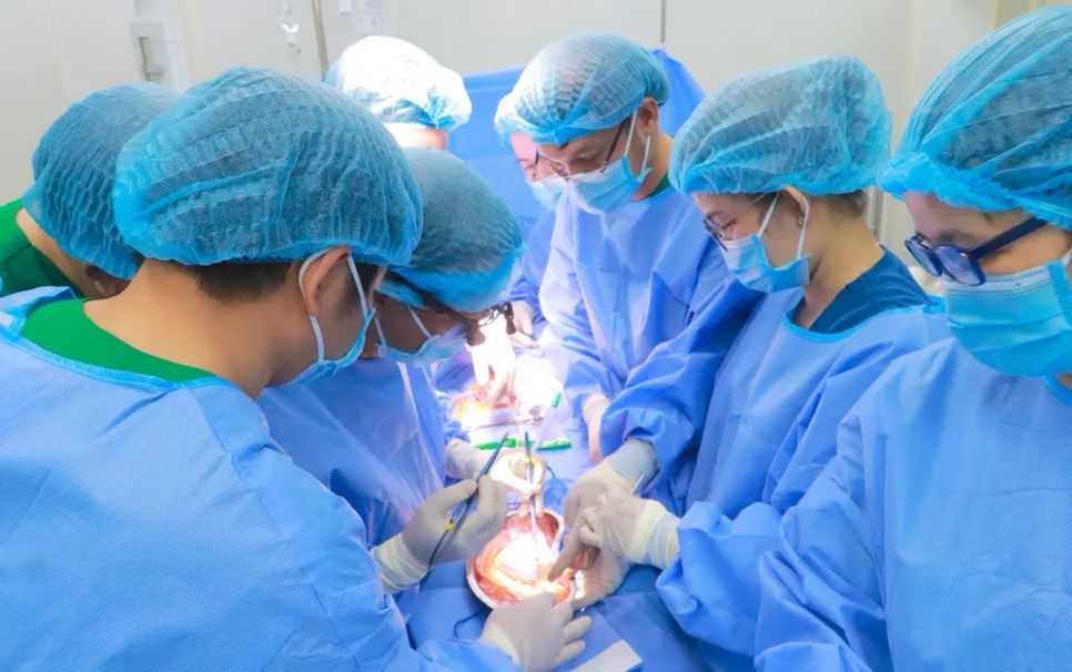 Ê kíp các bác sĩ thực hiện ca lấy, ghép thận đầu tiên đầu tiên tại Bệnh viện Đa khoa TP Cần Thơ