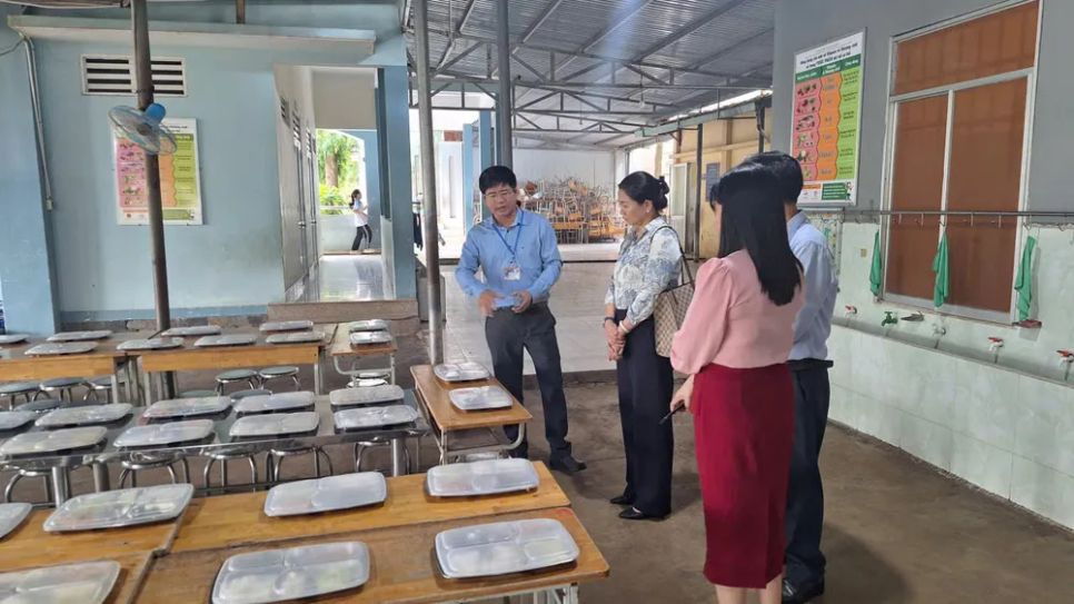 Đoàn kiểm tra liên ngành về an toàn thực phẩm tỉnh Đồng Nai kiểm tra tại một cơ sở bếp ăn trường học trên địa bàn.