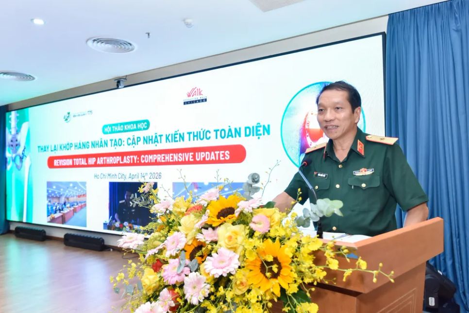 Thiếu tướng, TS-BS Trần Quốc Việt, Giám đốc Bệnh viện Quân y 175 phát biểu tại hội thảo