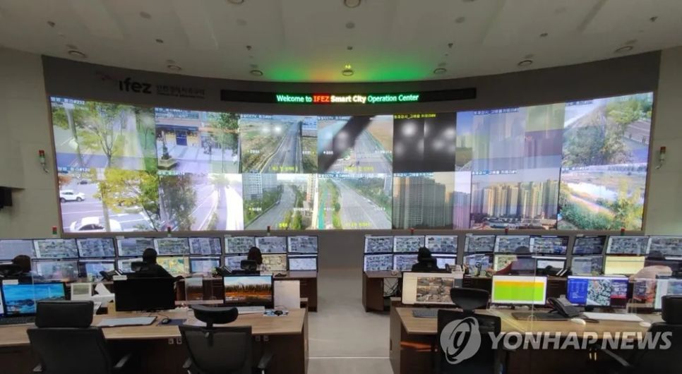 Phòng điều khiển hệ thống quản lý thành phố thông minh tại Incheon, phía tây Seoul. Ảnh: Yonhap