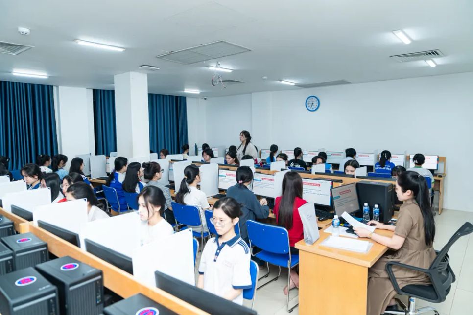 Thí sinh tham dự kỳ thi ĐGNL chuyên biệt do Trường ĐH Sư phạm TPHCM tổ chức - Ảnh: THANH HÙNG