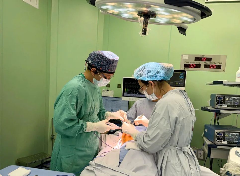 Các bác sĩ thực hiện ca phẫu thuật cắt bỏ khối u phyllode cho bệnh nhân H. Ảnh: BVCC