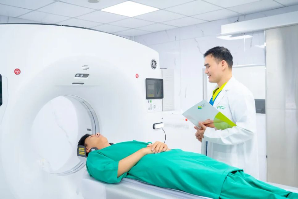 Bác sĩ hướng dẫn người bệnh trước khi chụp CT