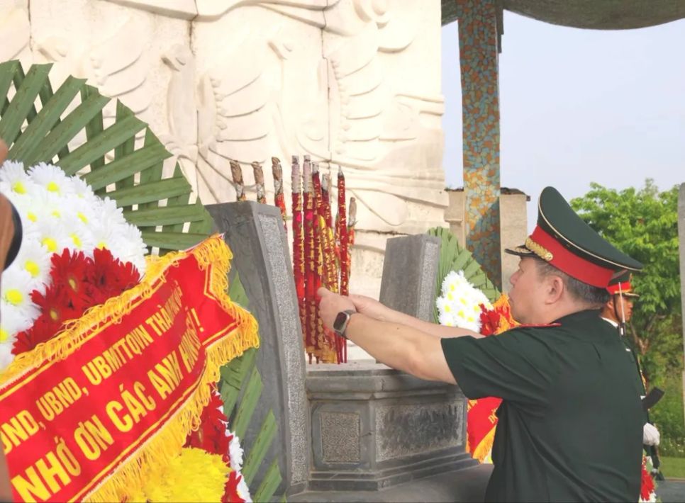 Đại tướng Nguyễn Trọng Nghĩa dâng hương tưởng niệm các anh hùng liệt sĩ và Tượng đài Mẹ Việt Nam anh hùng tại Núi Cấm