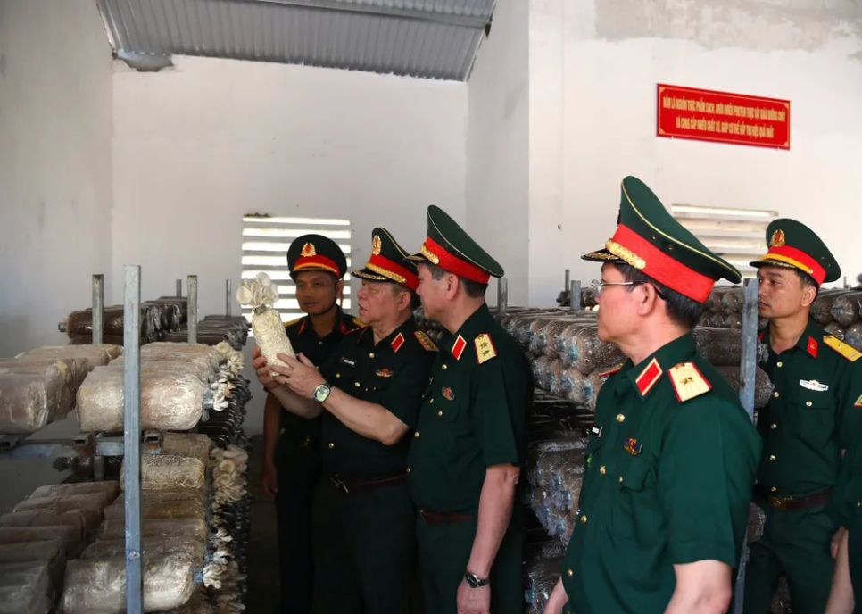 Đoàn công tác kiểm tra việc tăng gia sản xuất tại Trường Thiếu sinh quân miền Trung