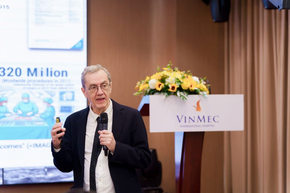 GS.BS Philippe Macaire - Chủ tịch Hội đồng Chuyên ngành Gây mê giảm đau, Hệ thống Y tế Vinmec - chia sẻ các xu hướng mới trong kiểm soát đau sau phẫu thuật.