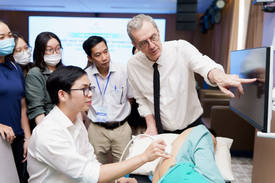 GS.BS Philippe Macaire hướng dẫn học viên thực hành kỹ thuật phong bế mặt phẳng cơ dựng sống (ESP).