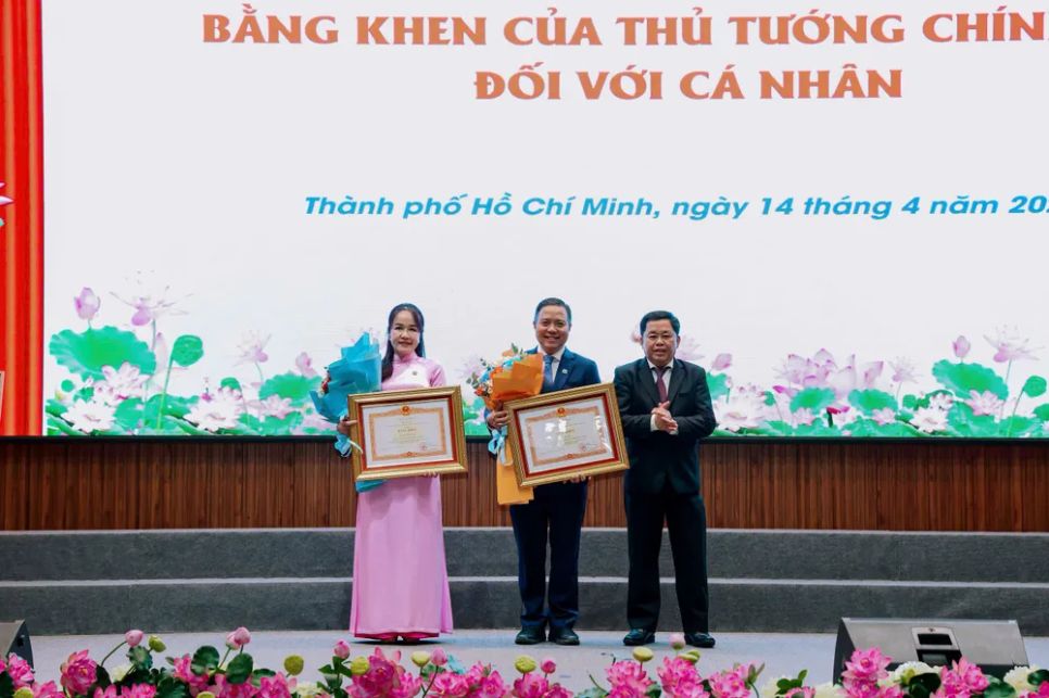 BSCK2 Trần Ngọc Triệu, Phó giám đốc Sở Y tế TPHCM thay mặt lãnh đạo trao Bằng khen của Thủ tướng Chính phủ cho BS-CK2 Lê Thiện Quỳnh Như và BS-CK2 Võ Đức Hiếu BSCK2 Trần Ngọc Triệu, Phó giám đốc Sở Y tế TPHCM thay mặt lãnh đạo trao Bằng khen của Thủ tướng Chính phủ cho BS-CK2 Lê Thiện Quỳnh Như và BS-CK2 Võ Đức Hiếu