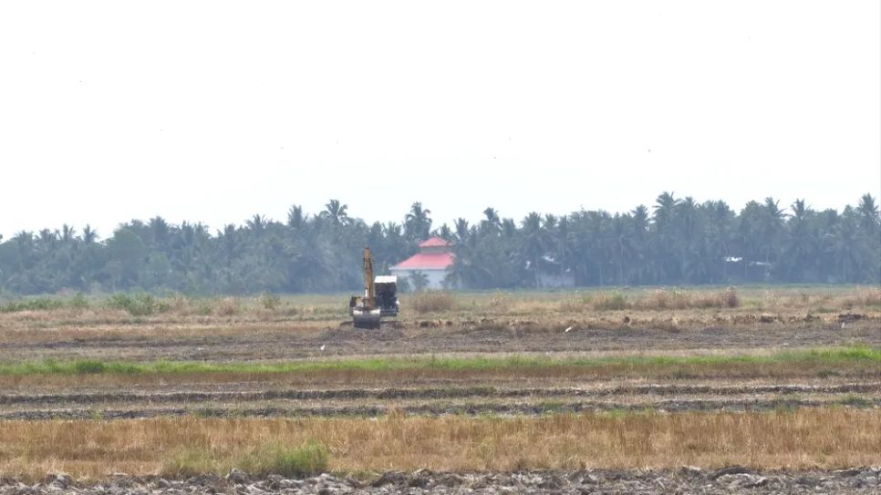 Ghi nhận trong ngày 14-4, một số máy tiếp tục đào xới đất mặt ruộng