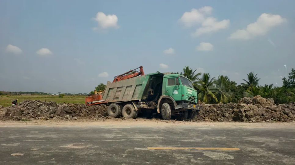 Một địa điểm xe ben tập kết đất