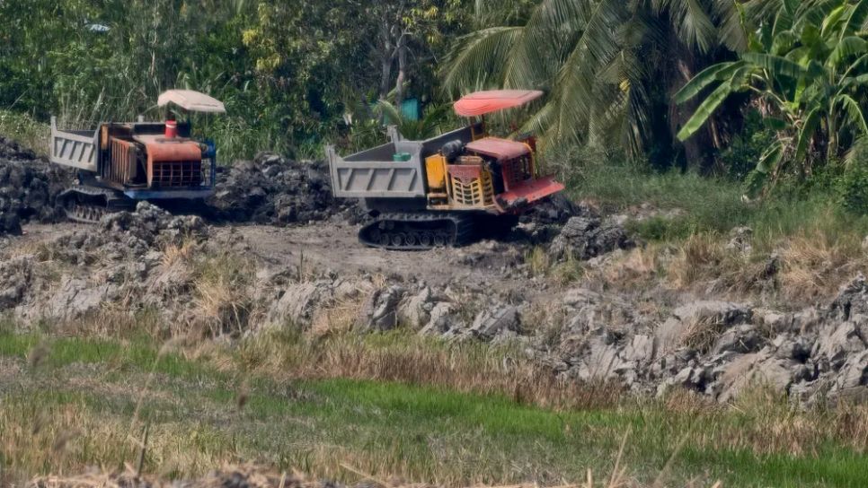 Ngang nhiên đào múc, khai thác cả trăm ha đất mặt ruộng ở Vĩnh Long