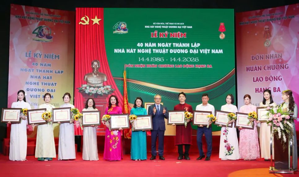 Bộ VH-TT-DL trao tặng bằng khen cho 21 cá nhân của Nhà hát Nghệ thuật Đương đại Việt Nam