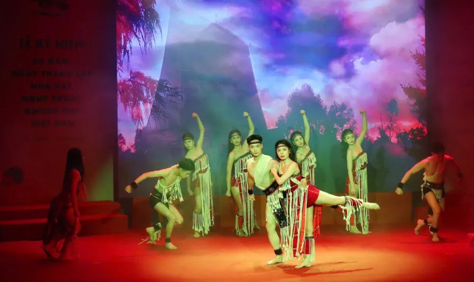 Các nghệ sĩ biểu diễn trong lễ kỷ niệm