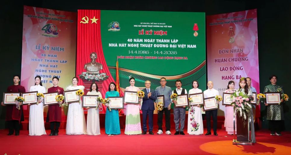 Trao tặng kỷ niệm chương Vì sự nghiệp Văn hóa - Thể thao - Du lịch cho 14 cá nhân. Ảnh: TRẦN HUẤN