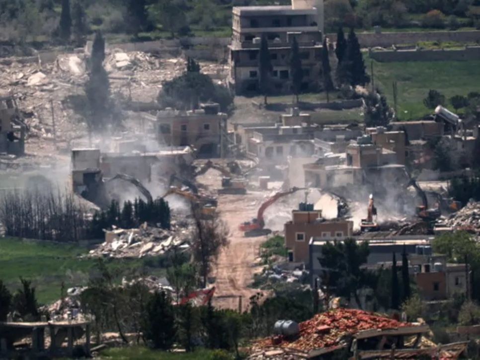 Máy xúc của quân đội Israel phá hủy nhà tại làng Mais al-Jabal, miền Nam Lebanon. ẢNH: Atef Safadi/EPA