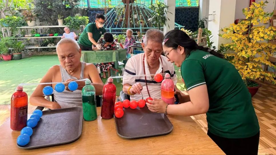 Một buổi sinh hoạt của người cao tuổi tại một viện dưỡng lão. ẢNH: MAI HƯƠNG