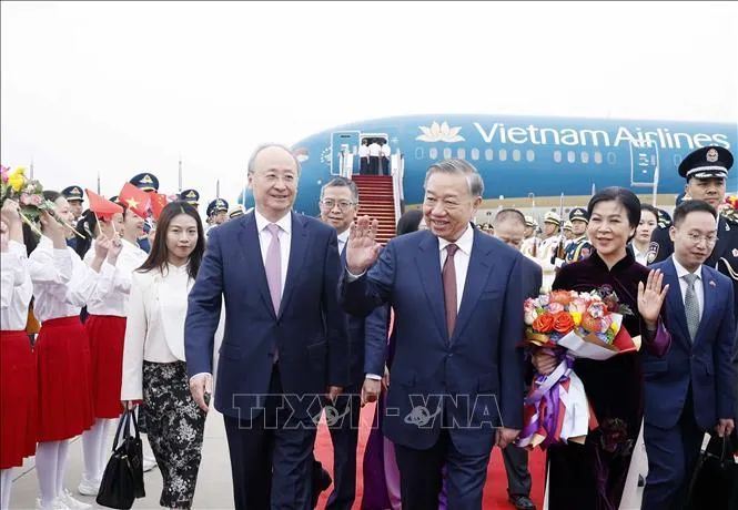 Ủy viên Bộ Chính trị, Bí thư Thành ủy Bắc Kinh Doãn Lực đón Tổng Bí thư, Chủ tịch nước Tô Lâm và Phu nhân tại Sân bay quốc tế Bắc Kinh. Ảnh: TTXVN Ủy viên Bộ Chính trị, Bí thư Thành ủy Bắc Kinh Doãn Lực đón Tổng Bí thư, Chủ tịch nước Tô Lâm và Phu nhân tại Sân bay quốc tế Bắc Kinh. Ảnh: TTXVN