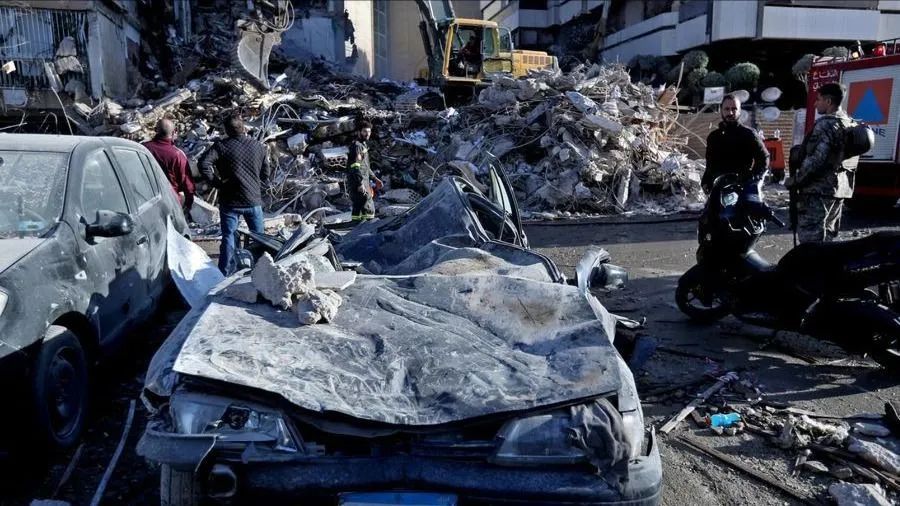 Cơ sở hạ tầng tại Beirut, Lebanon bị hư hại sau các cuộc không kích của Israel. Ảnh: XINHUA