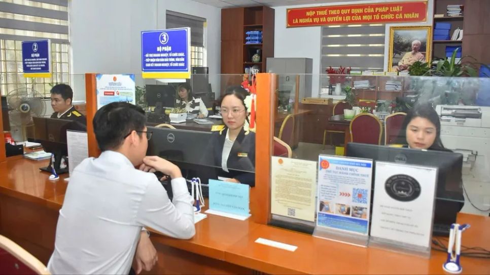 Người nộp thuế làm thủ tục quyết toán với ngành thuế