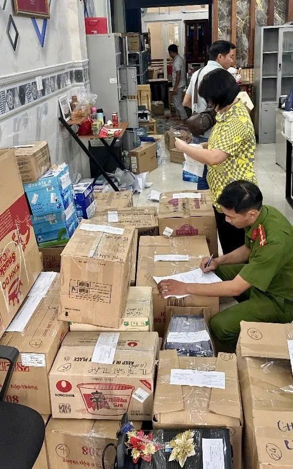 Cơ quan công an thu giữ tài liệu, tang vật