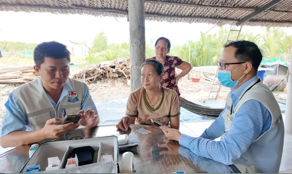 Đội chăm sóc sức khỏe liên tục ở xã Hiệp Phước thăm khám cho người dân tại nhà