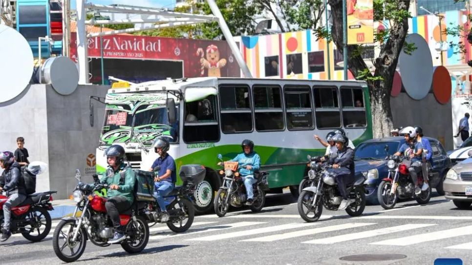Phương tiện giao thông lưu thông tại thủ đô Caracas, Venezuela. Ảnh: XINHUA