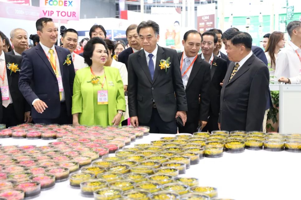 Phó Chủ tịch Thường trực UBND TPHCM Nguyễn Lộc Hà tham quan gian hàng trưng bày tại HCMC FOODEX 2026. Ảnh: MINH XUÂN