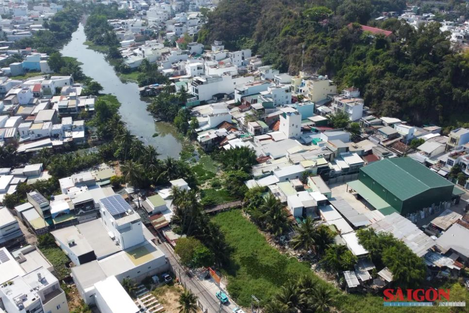 Các hộ dân sống dọc bên sông đều mong muốn có giải pháp sớm khơi thông dòng chảy, giảm ô nhiễm môi trường. Ảnh: HIẾU GIANG