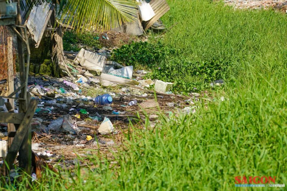 Rác thải sinh hoạt và nước bẩn đổ ra sông, khiến chất lượng nước ngày càng suy giảm. Ảnh: HIẾU GIANG