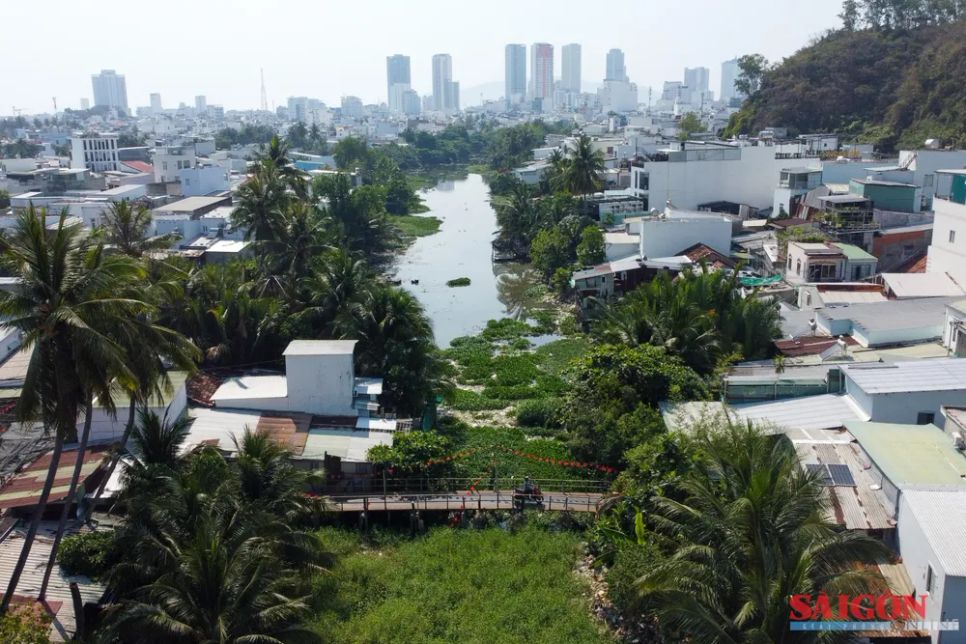 Sông Kim Bồng dài khoảng 3km chảy qua địa bàn phường Tây Nha Trang. Ảnh: HIẾU GIANG