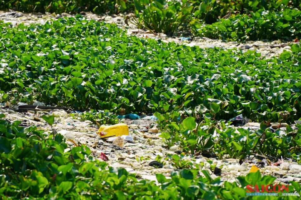 Tình trạng ô nhiễm ảnh hưởng trực tiếp đến đời sống của người dân. Ảnh: HIẾU GIANG <br>