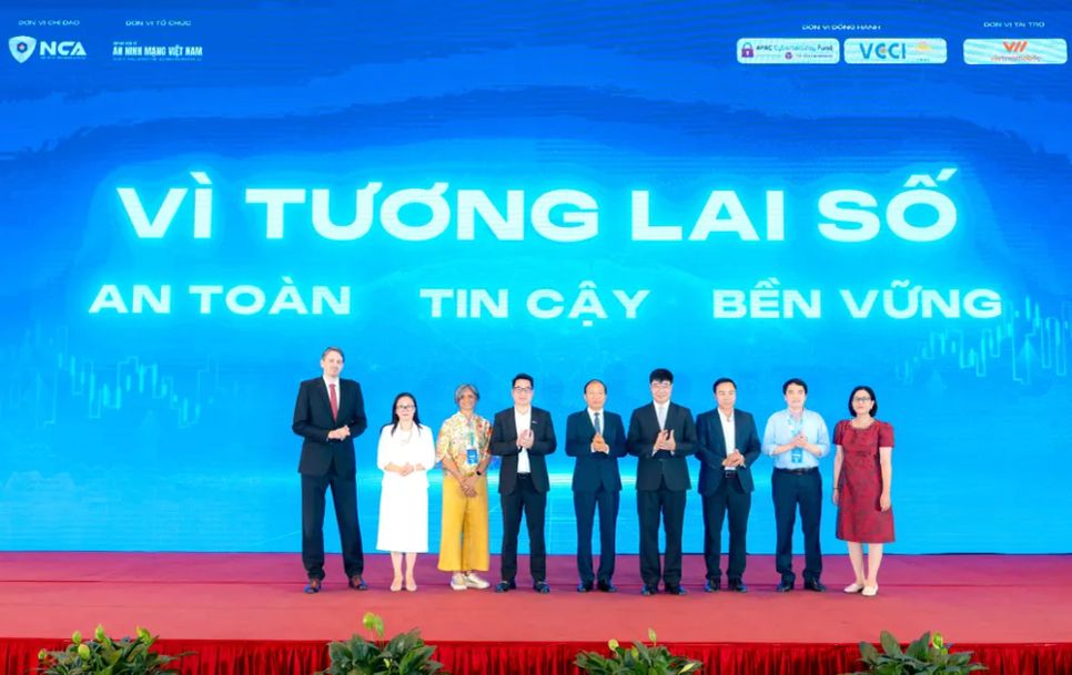 Tại diễn đàn đã diễn ra lễ phát động sáng kiến hỗ trợ SME