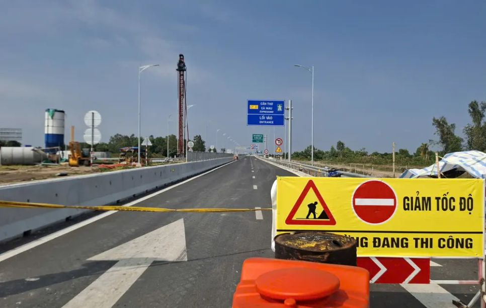 Đường dẫn vào cao tốc Hậu Giang – Cà Mau, tại nút giao IC12 (xã Hồ Thị Kỷ, tỉnh Cà Mau) được rào chắn không cho phương tiện đi vào để phục vụ cho công tác hoàn thiện các hạng mục còn lại