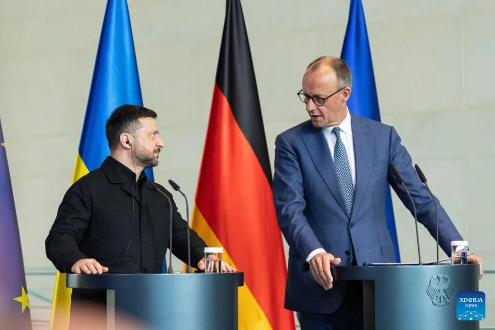 Tổng thống Ukraine Volodymyr Zelensky và Thủ tướng Đức Friedrich Merz. Ảnh: THX