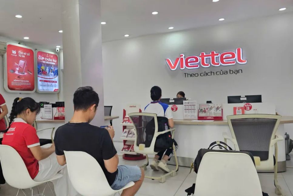 Điểm dịch vụ của Viettel tại số 1172 đường Láng (phường Đống Đa) khá vắng. Ảnh TIẾN CƯỜNG