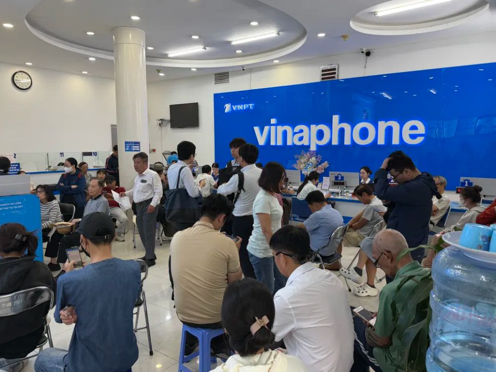 Điểm giao dịch VinaPhone đường Nguyễn Du, phường Sài Gòn (TPHCM), rất đông người đến xác thực thông tin thuê bao di động. Ảnh: BÁ TÂN