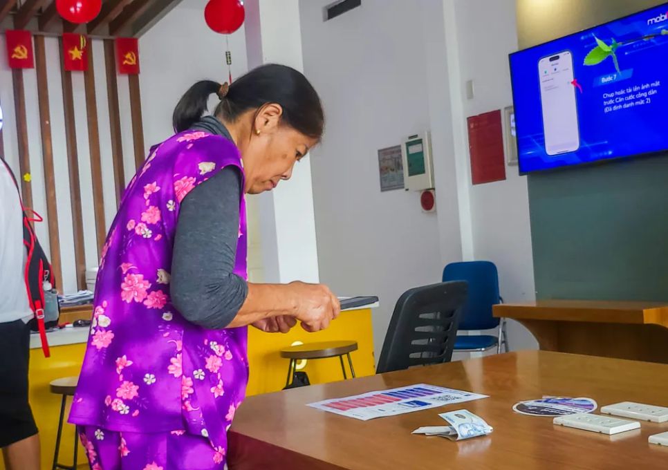 Một người lớn tuổi chụp lại các bước xác thực thông tin thuê bao tại cửa hàng MobiFone số 747 Ngô Quyền (phường An Hải, TP Đà Nẵng) do quên mang theo CCCD. Ảnh: XUÂN QUỲNH