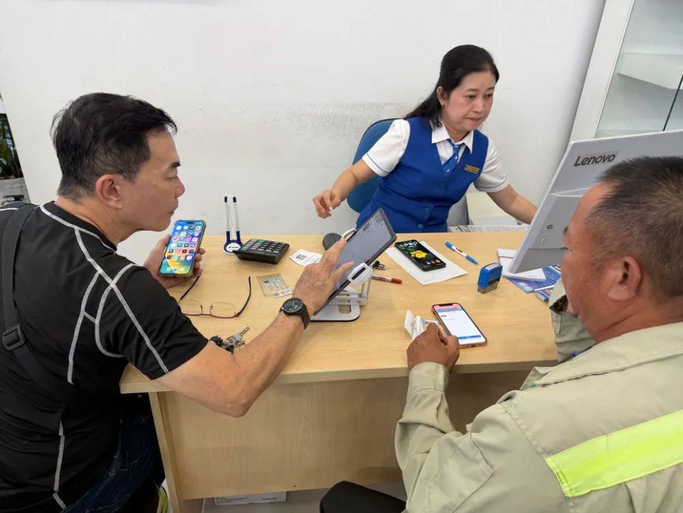 Người dân xác thực thông tin thuê bao tại điểm giao dịch VinaPhone đường Nguyễn Du, phường Sài Gòn (TPHCM).