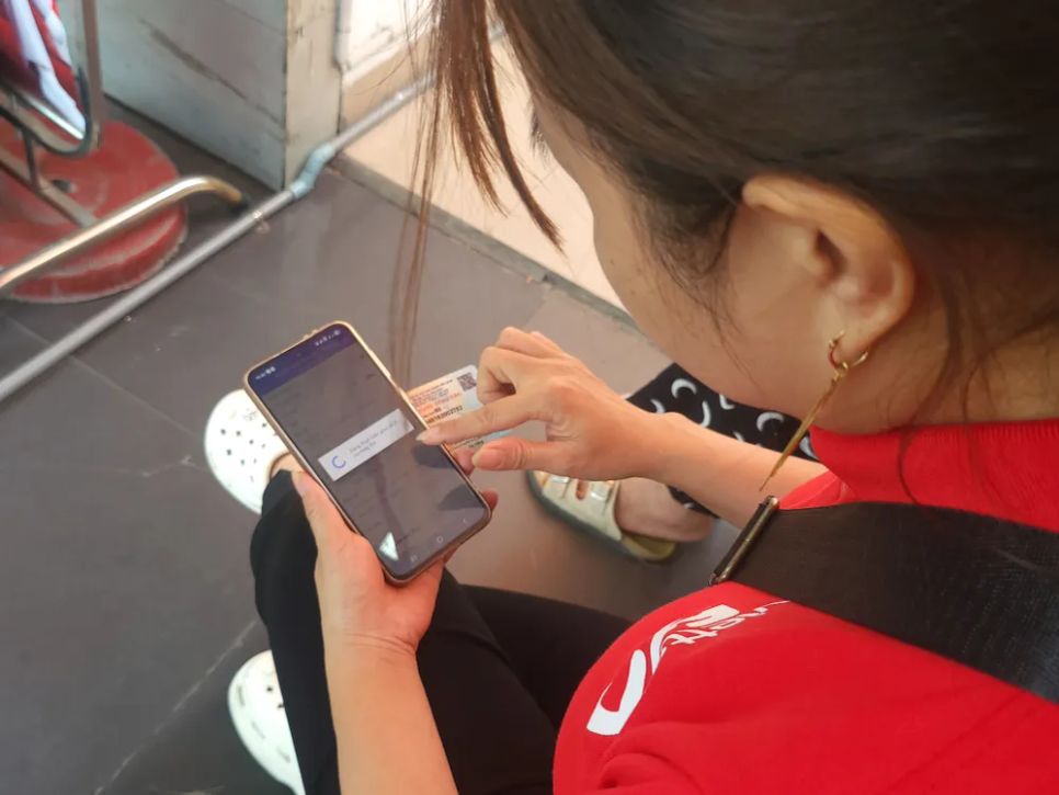 Nhân viên hỗ trợ người dân xác thực thông tin thuê bao tại cửa hàng Viettel số 675 Ngô Quyền (phường An Hải, TP Đà Nẵng).