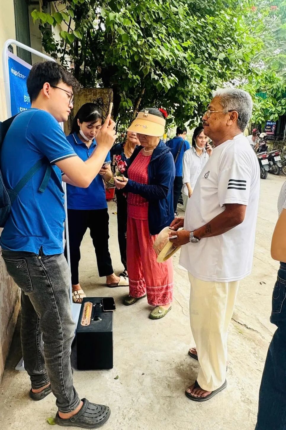 Nhân viên VinaPhone triển khai xác thực lưu động cho người dân