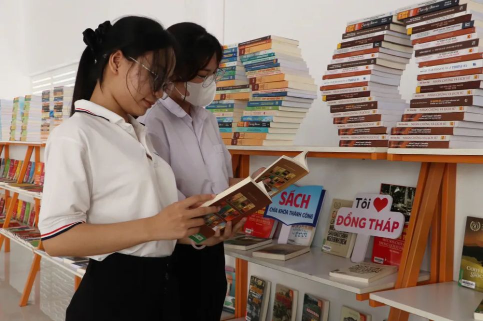 Các bạn trẻ tham quan gian hàng triển lãm sách