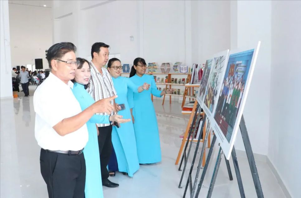 Các đại biểu tham quan không gian trưng bày