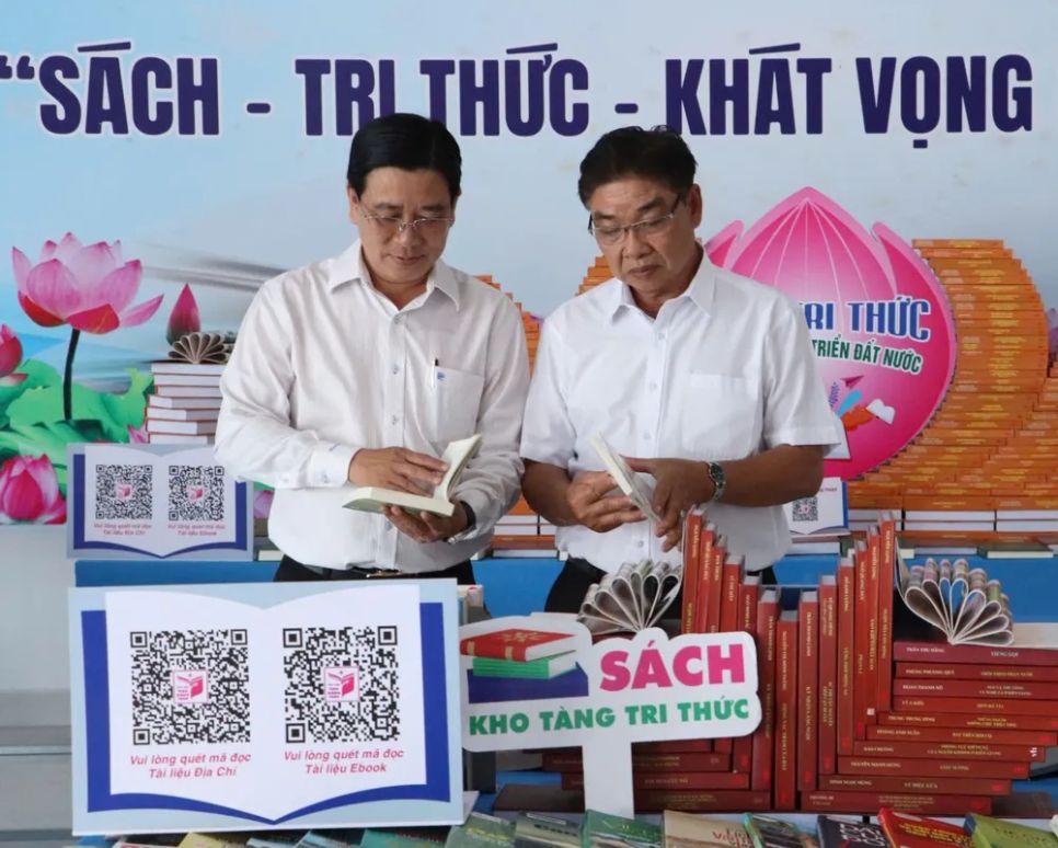 Đại biểu tham quan gian hàng triển lãm sách tại lễ phát động