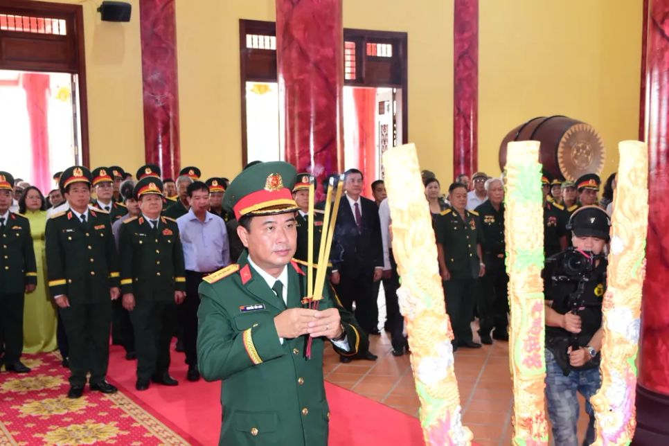 Đại biểu dâng hương tưởng niệm các Anh hùng liệt sĩ Rừng Sác Cần Giờ