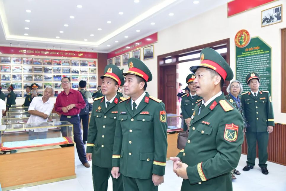 Đại biểu tham quan Phòng truyền thống Trung đoàn 10
