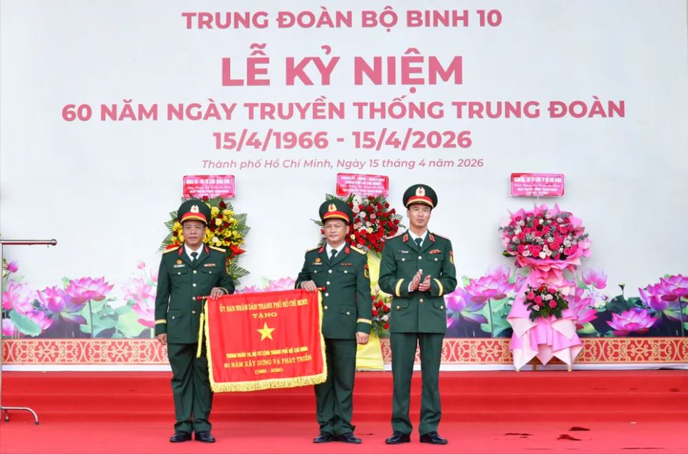 Thiếu tướng Phạm Như Quân, Phó Chính ủy Bộ Tư lệnh Thành phố trao cờ truyền thống của UBND TPHCM cho Trung đoàn