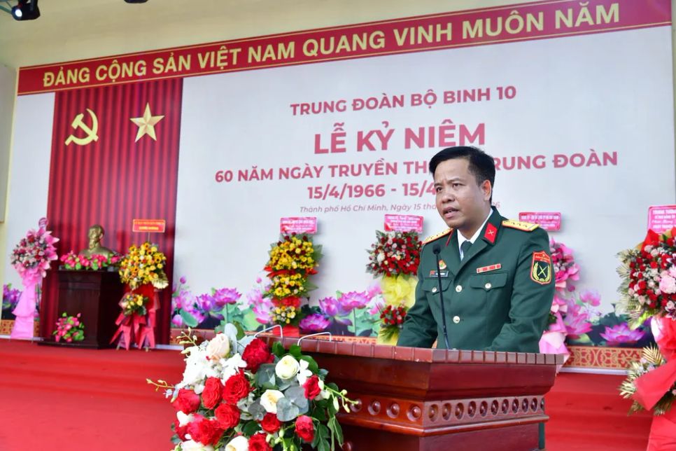 Thượng tá Ngô Văn Phương phát biểu ôn lại truyền thống của Trung đoàn Bộ binh 10